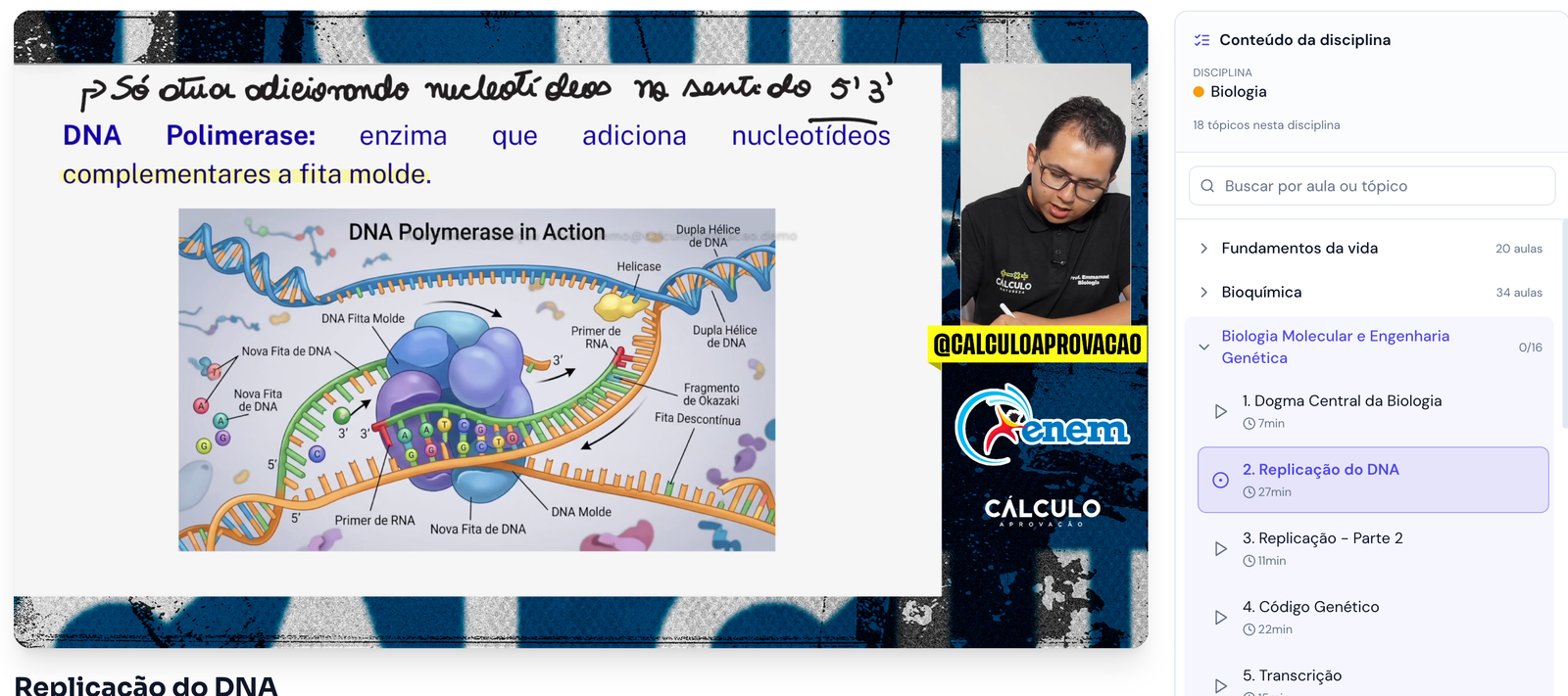 Aula Replicação do DNA com professor, quadro e conteúdo da disciplina